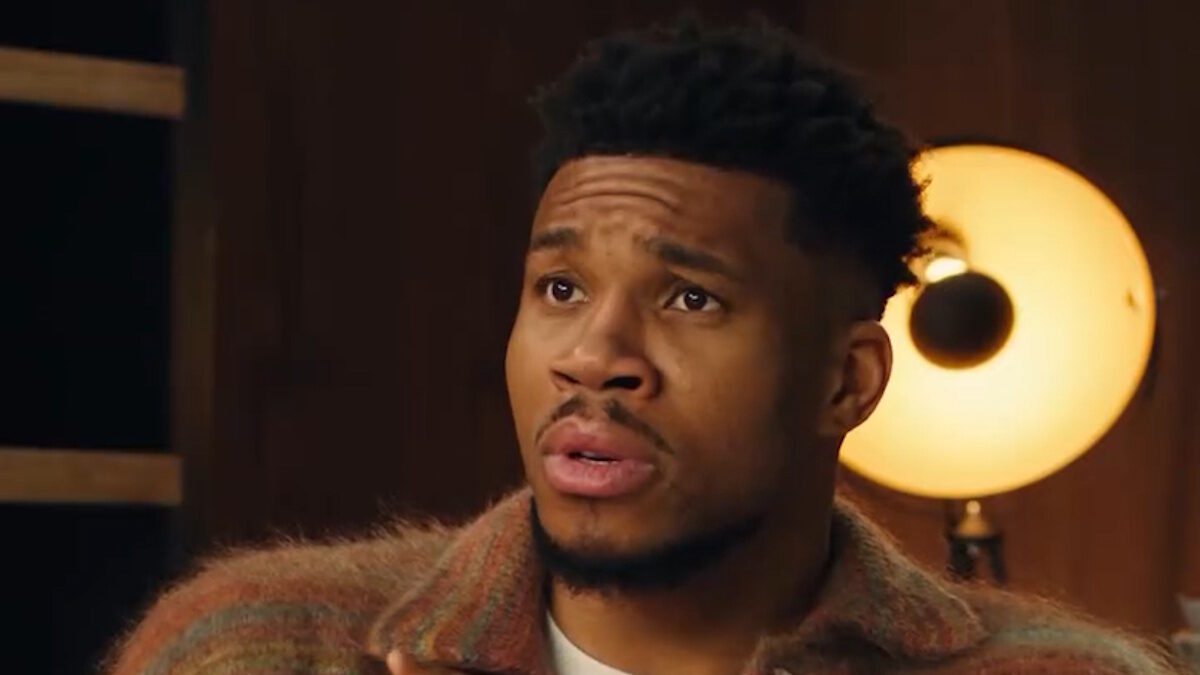 O Γιάννης Αντετοκούνμπο πρωταγωνιστεί σε video για την προώθηση της νέας ταινίας Minions και φωνάζει «papoy»