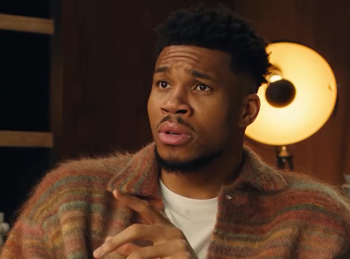 O Γιάννης Αντετοκούνμπο πρωταγωνιστεί σε video για την προώθηση της νέας ταινίας Minions και φωνάζει «papoy»