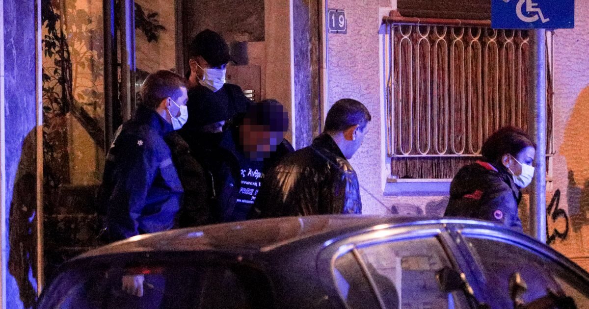 Αμπελόκηποι: Αναβιώνει η γυναικοκτονία με τον 39χρονο που έκλεισε τη σορό της συζύγου του στο πατάρι και έπαιζε «θέατρο» – «Ήμουν εν βρασμώ»