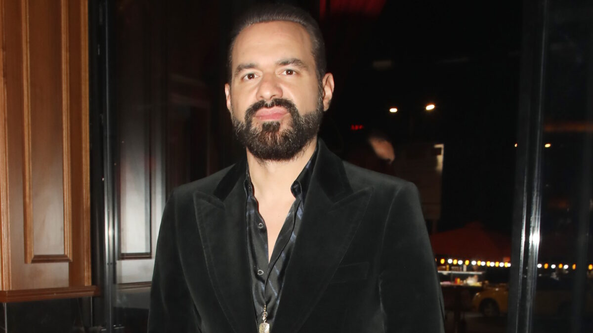 Γιώργος Αρσενάκος: Οι συνεργάτες του στην Panik ετοίμασαν μία τούρτα - έκπληξη για τα γενέθλιά του