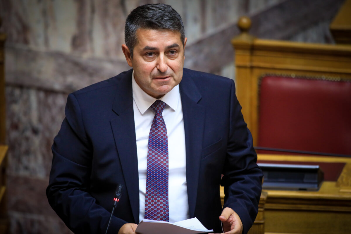 Η πιο δύσκολη μάχη του Γιώργου Μυλωνάκη ^ έλεος με το δηλητήριο ^ σιωπητήριο Μαξίμου στον Λαζαρίδη ^ αποστάσεις Μαρινάκη από τις διαδικασίες πρόσληψης ^ σκληρό ροκ στη βουλή με επίκεντρο τις δηλώσεις Ντίλιαν ότι ο Νίξον έπεσε από το water gate ^ το παρασκήνιο της συμφωνίας για τις γεωτρήσεις στο Ιόνιο ^ lose lose στα Στενά του Ορμούζ ^ 11 πλοία με ελληνική σημαία και δεκάδες ελληνόκτητα πλέουν στην περιοχή