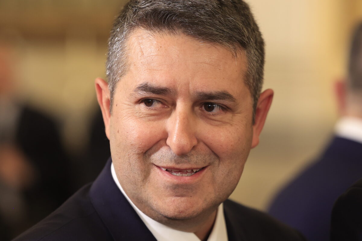 Γιώργος Μυλωνάκης: Κρίσιμο το επόμενο 48ωρο για την κατάσταση της υγείας του - Παραμένει στη ΜΕΘ μετά τη ρήξη ανευρύσματος