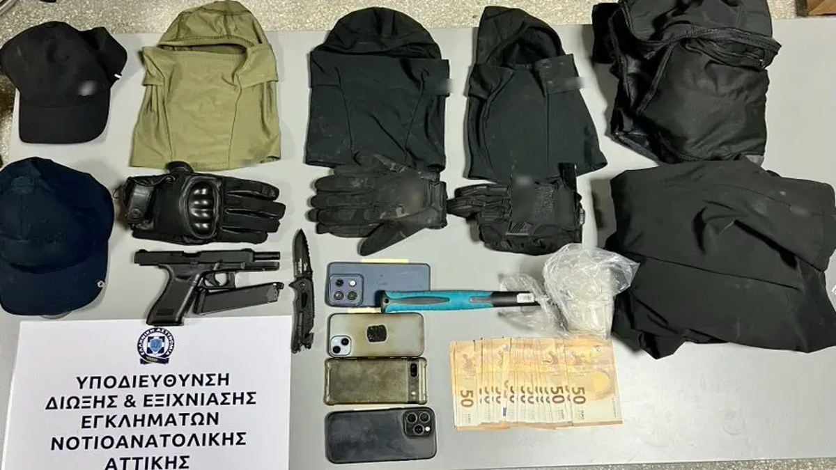 Με σφυρί, μαχαίρι και αεροβόλο απείλησαν αστυνομικούς στη Γλυφάδα