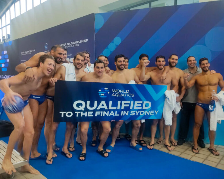 Οι παίκτες της Εθνικής πόλο ανδρών πανηγυρίζουν για την πρόκριση στην επόμενη φάση