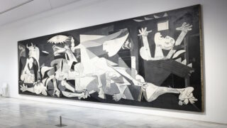πίνακα του Πάμπλο Πικάσο «Γκερνίκα» στο Μουσείο Ρεϊνά Σοφία κατά τη διάρκεια της επίσημης επίσκεψής τους στη Μαδρίτη της Ισπανίας, στις 26 Νοεμβρίου 2025. Ο Πρόεδρος Στάινμαϊερ πραγματοποιεί επίσημη επίσκεψη στην Ισπανία από τις 26 έως τις 28 Νοεμβρίου. EPA/RODRIGO JIMENEZ