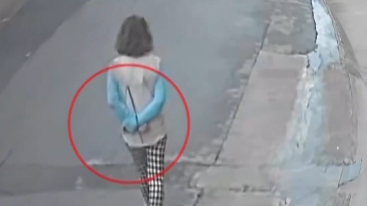 Η γυναίκα δεμένη πισθάγκωνα