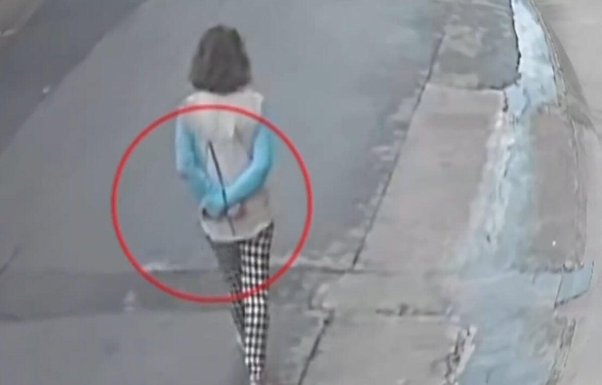 Η γυναίκα δεμένη πισθάγκωνα