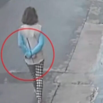 Η γυναίκα δεμένη πισθάγκωνα