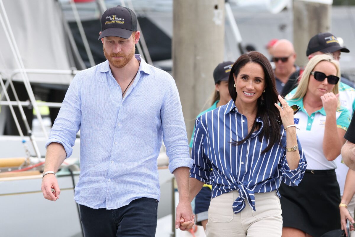 Viral στιγμιότυπο: Γυναίκα ατάραχη με το βιβλίο της στην παραλία την ώρα που περνούν δίπλα της Χάρι και Μέγκαν - Τους αγνοεί επιδεικτικά