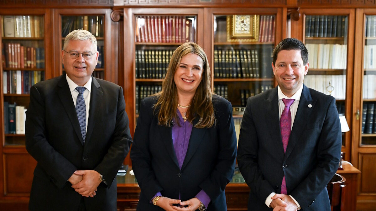 Ο Διευθύνων Σύμβουλος της HELLENiQ ENERGY, Ανδρέας Σιάμισιης, η Πρόεδρος του Ι.ΝΕ.ΔΙ.ΒΙ.Μ, Άννα Ροκοφύλλου και δίπλα της ο Πρύτανης του ΕΚΠΑ, Καθηγητής Γεράσιμος Σιάσος