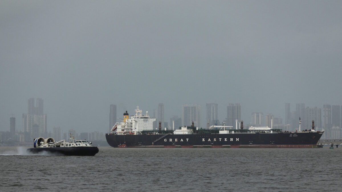 Τάνκερ στα Στενά του Ορμούζ