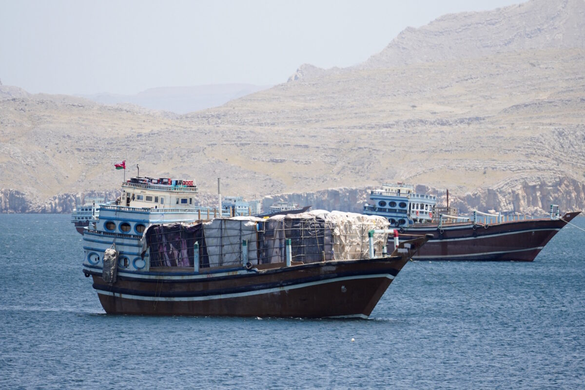 Πλοία στα Στενά του Ορμούζ κοντά στις ακτές του Ομάν