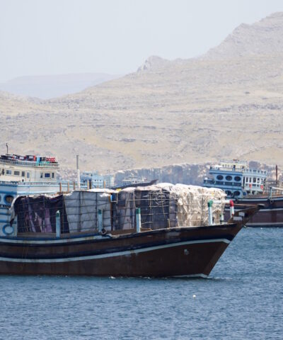 Πλοία στα Στενά του Ορμούζ κοντά στις ακτές του Ομάν