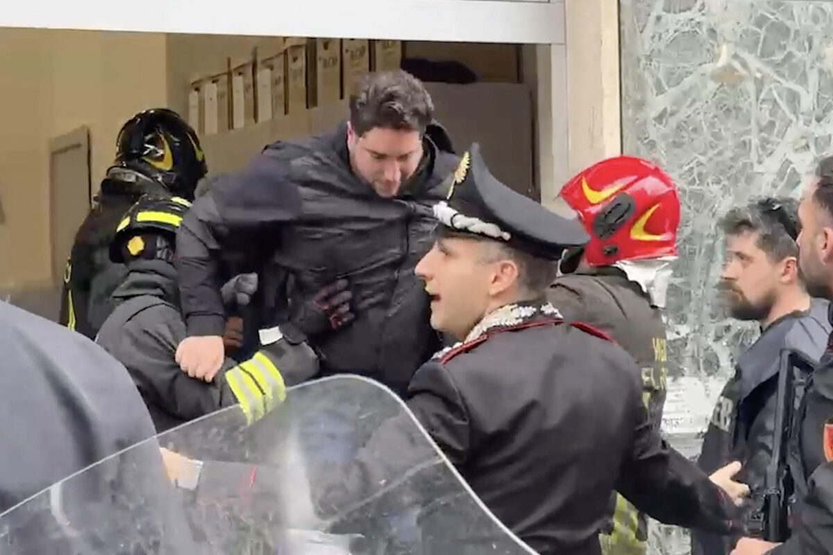 Ληστεία α λα Casa de Papel σε τράπεζα στη Νάπολη: Οι ληστές φορούσαν μάσκες διάσημων ηθοποιών, κράτησαν 25 ομήρους και διέφυγαν με κινηματογραφικό τρόπο