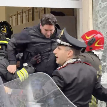 όμηρος τραπεζα