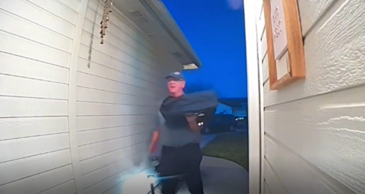 ΗΠΑ: Ο viral ντελιβεράς που μάζεψαν γι’ αυτόν 40.000 δολάρια σε φιλοδωρήματα