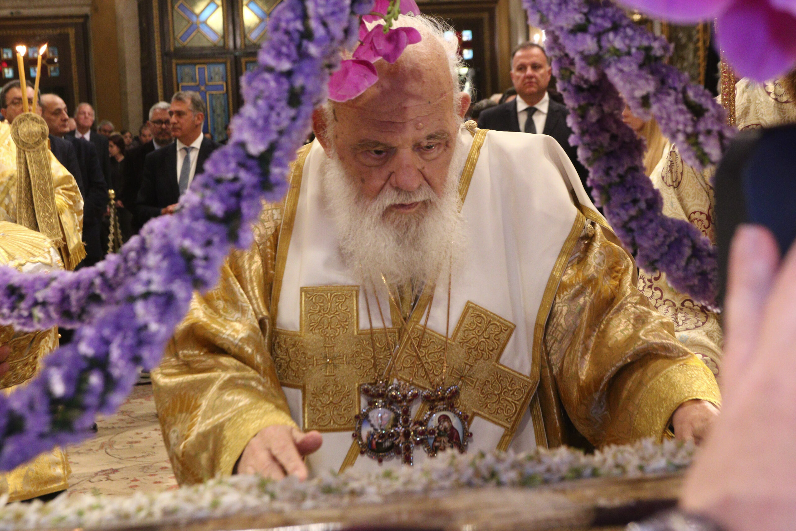 Μητροπολη Αθηνων Ακολουθία του Επιταφιου Θρήνου χοροστατουντος του Αρχιεπίσκοπου Αθηνων Ιερώνυμου και συγχοροστατουντων των Επισκοπων Επιδαυρου Νικοδημου Φαρμακη και Τανάγρας Αποστολου Καβαλιωτη Με το περας της Ακολουθιας , ακολουθήσε πομπή προς την πλατεια Σύνταγματος οπου Αρχιεπίσκοπος Ιερωνυμος εκφώνησε ομιλια μεταφέροντας το νόημα της Μεγάλης Εβδομάδας (φωτο ΧΡΗΣΤΟΣ ΜΠΟΝΗΣ