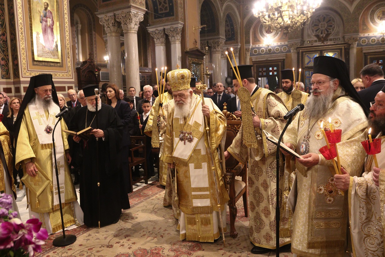 Μητροπολη Αθηνων Ακολουθία του Επιταφιου Θρήνου χοροστατουντος του Αρχιεπίσκοπου Αθηνων Ιερώνυμου και συγχοροστατουντων των Επισκοπων Επιδαυρου Νικοδημου Φαρμακη και Τανάγρας Αποστολου Καβαλιωτη Με το περας της Ακολουθιας , ακολουθήσε πομπή προς την πλατεια Σύνταγματος οπου Αρχιεπίσκοπος Ιερωνυμος εκφώνησε ομιλια μεταφέροντας το νόημα της Μεγάλης Εβδομάδας (φωτο ΧΡΗΣΤΟΣ ΜΠΟΝΗΣ
