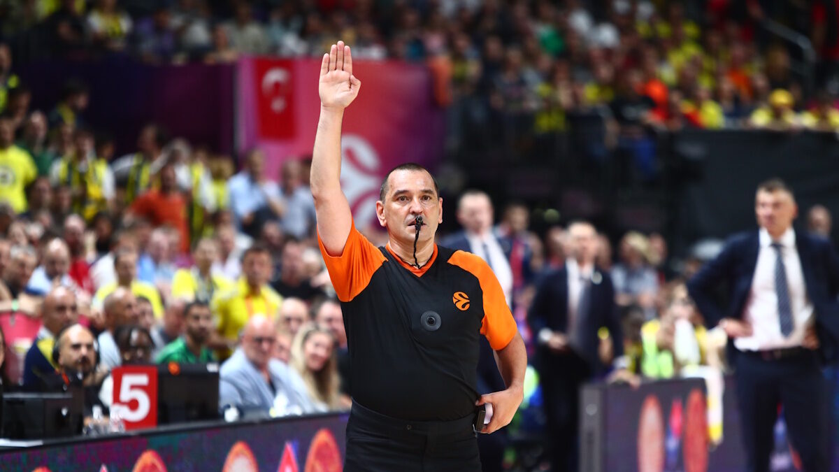 Ο διαιτητής Ίλια Μπελόσεβιτς (ΦΩΤΟ Eurokinissi)