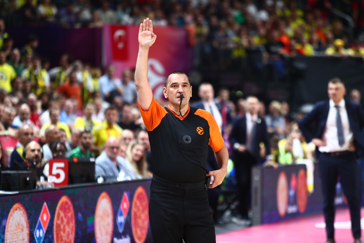 Ο διαιτητής Ίλια Μπελόσεβιτς (ΦΩΤΟ Eurokinissi)