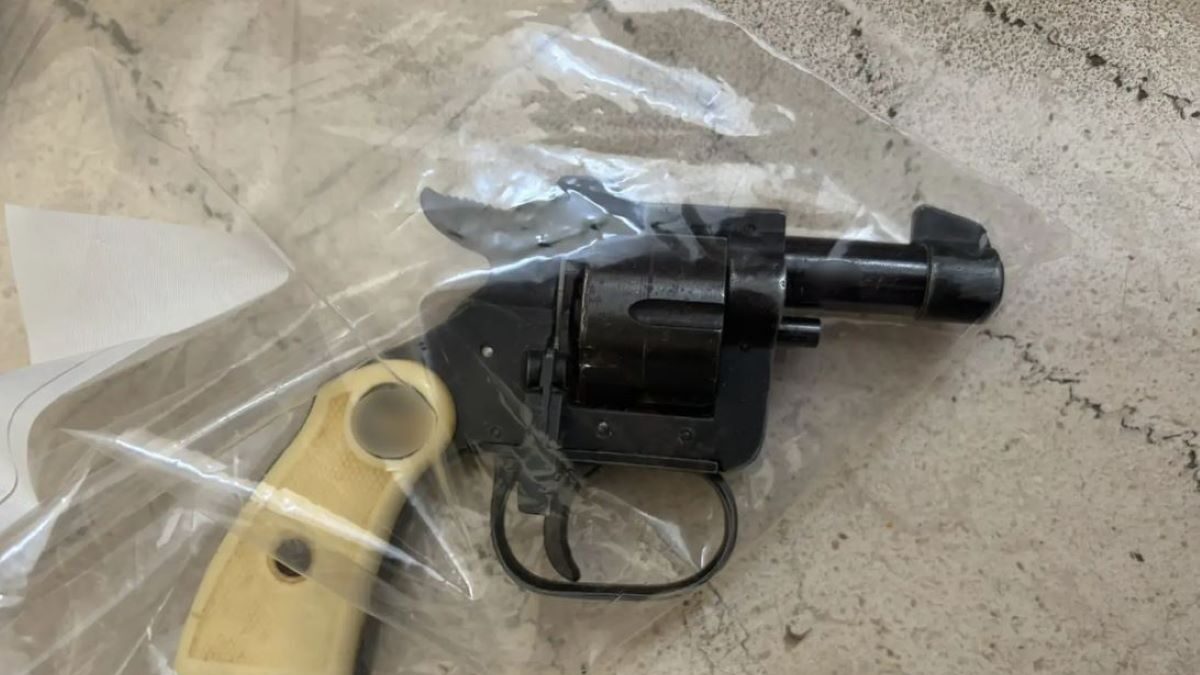 Το περίστροφο με το οποίο ο 73χρονος απείλησε τον υπάλληλο του καταστήματος