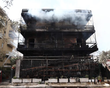 Πυρκαγιά σε κατάστημα με μεταχειρισμένα ανταλλακτικά αυτοκινήτων που βρίσκεται στη συμβολή των οδών Ανδρομάχης και Πηνελόπης στο Ίλιον Αττικής
