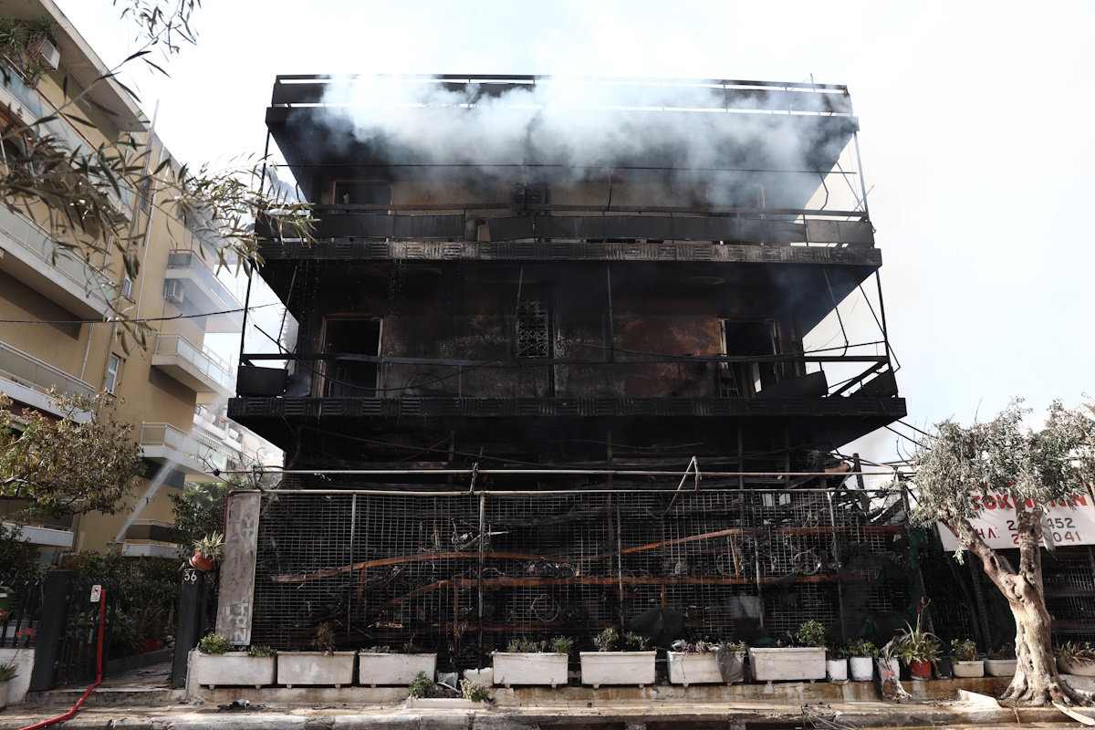 Φωτιά σε κτίριο στο Ίλιον: Κάηκαν ολοσχερώς και τα διαμερίσματα της πολυκατοικίας