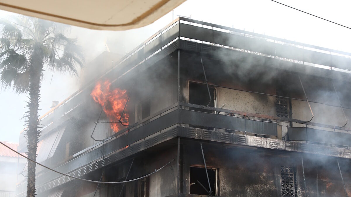 Πυρκαγιά σε κατάστημα με μεταχειρισμένα ανταλλακτικά αυτοκινήτων που βρίσκεται στη συμβολή των οδών Ανδρομάχης και Πηνελόπης στο Ίλιον Αττικής