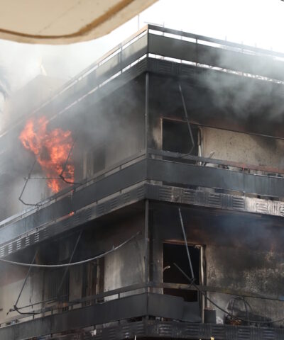 Πυρκαγιά σε κατάστημα με μεταχειρισμένα ανταλλακτικά αυτοκινήτων που βρίσκεται στη συμβολή των οδών Ανδρομάχης και Πηνελόπης στο Ίλιον Αττικής