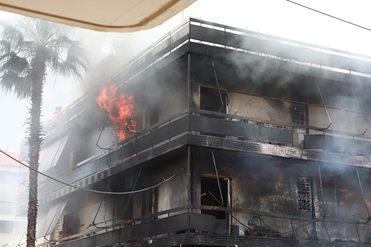 Φωτιά στο Ίλιον: «Ακούστηκαν εκρήξεις, άρπαξαν οι τέντες και οι φλόγες έγιναν ανεξέλεγκτες»