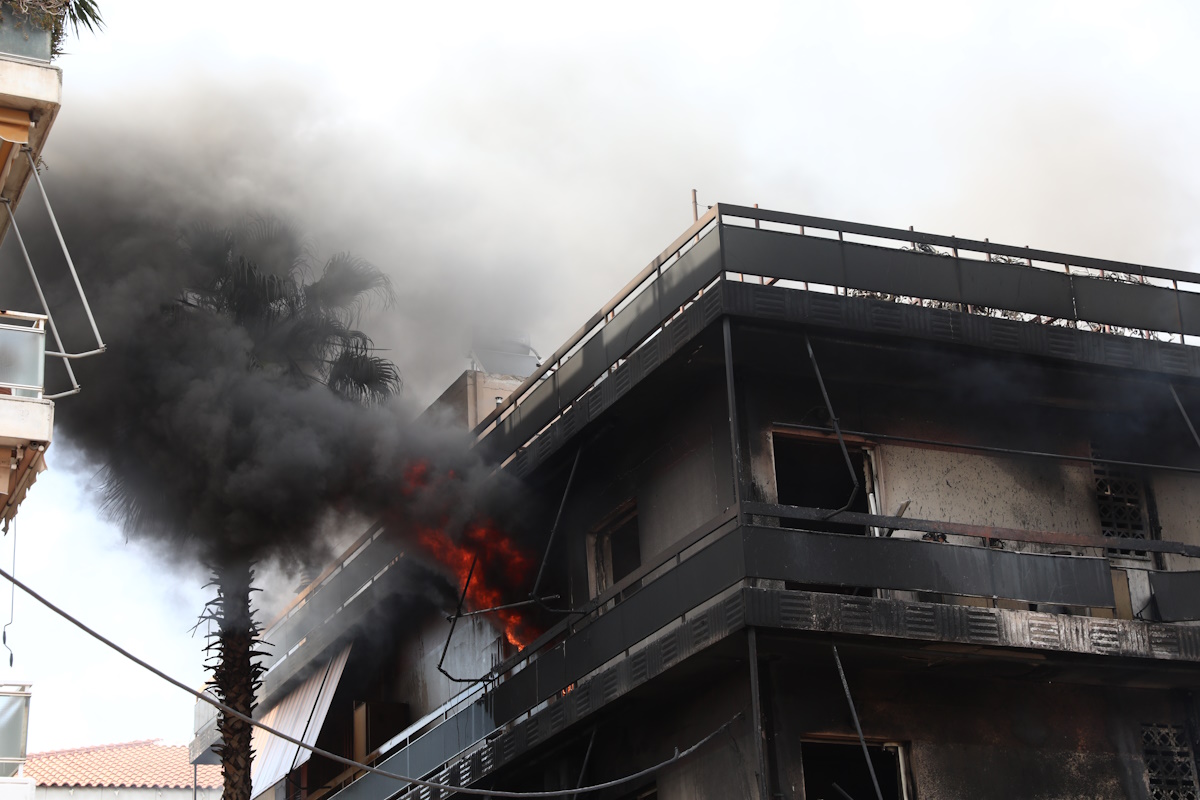 Πυρκαγιά σε κατάστημα με μεταχειρισμένα ανταλλακτικά αυτοκινήτων που βρίσκεται στη συμβολή των οδών Ανδρομάχης και Πηνελόπης στο Ίλιον Αττικής 