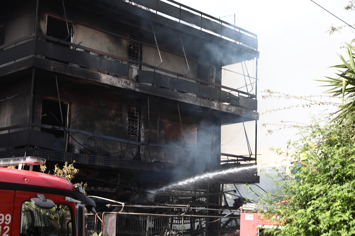 Πυρκαγιά σε κατάστημα με μεταχειρισμένα ανταλλακτικά αυτοκινήτων που βρίσκεται στη συμβολή των οδών Ανδρομάχης και Πηνελόπης στο Ίλιον Αττικής 