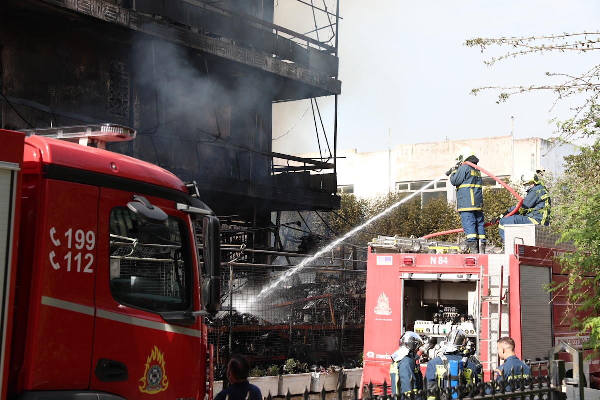 Πυρκαγιά σε κατάστημα με μεταχειρισμένα ανταλλακτικά αυτοκινήτων που βρίσκεται στη συμβολή των οδών Ανδρομάχης και Πηνελόπης στο Ίλιον Αττικής 