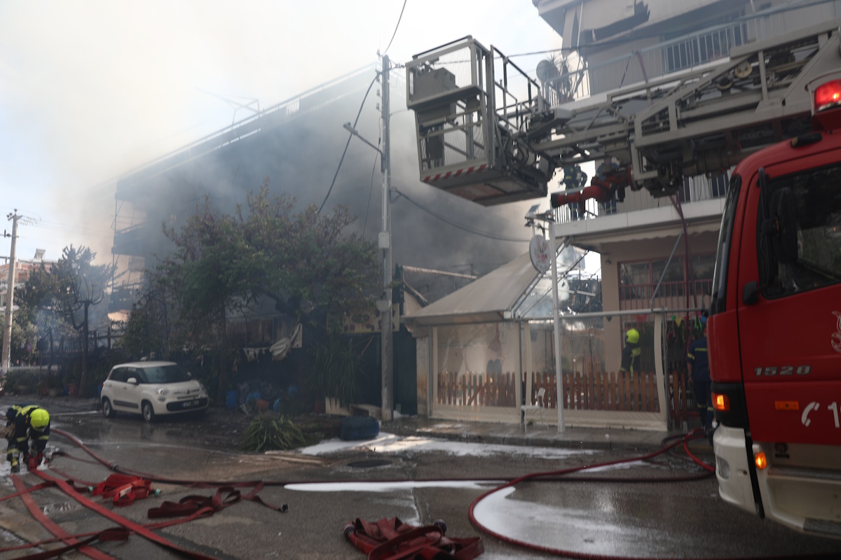 Πυρκαγιά σε κατάστημα με μεταχειρισμένα ανταλλακτικά αυτοκινήτων που βρίσκεται στη συμβολή των οδών Ανδρομάχης και Πηνελόπης στο Ίλιον Αττικής 