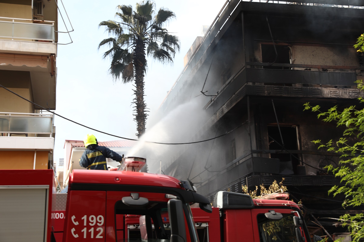 Πυρκαγιά σε κατάστημα με μεταχειρισμένα ανταλλακτικά αυτοκινήτων που βρίσκεται στη συμβολή των οδών Ανδρομάχης και Πηνελόπης στο Ίλιον Αττικής 