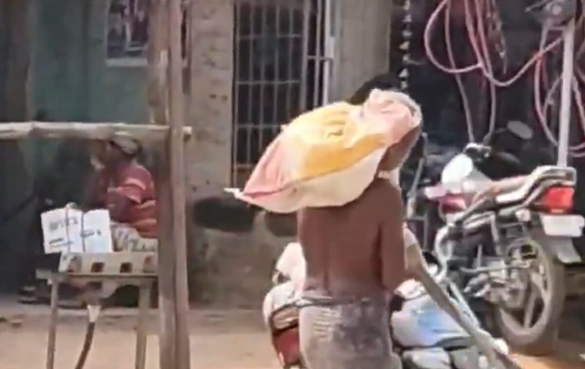 Ο άντρας στην Ινδία με τον σκελετό της αδερφής του