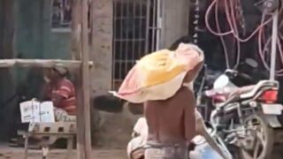 Ο άντρας στην Ινδία με τον σκελετό της αδερφής του