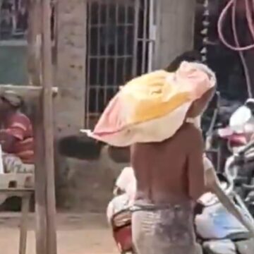 Ο άντρας στην Ινδία με τον σκελετό της αδερφής του