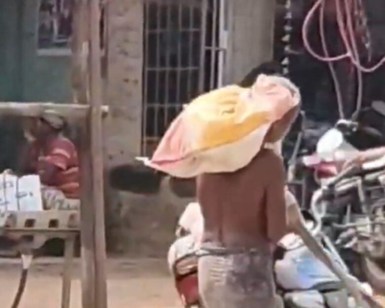 Ο άντρας στην Ινδία με τον σκελετό της αδερφής του