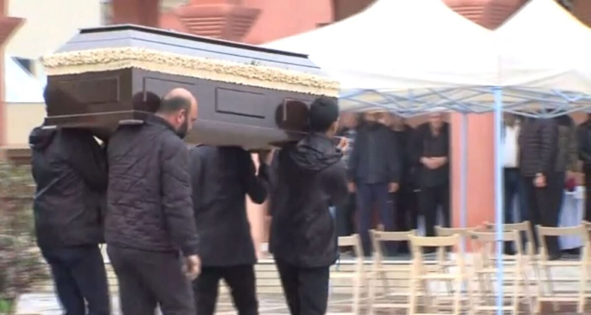 Κηδεία Ελευθερίας Γιακουμάκη: Σπαραγμός στο τελευταίο αντίο στην 43χρονη που δολοφονήθηκε από τον 39χρονο πρώην σύντροφό της