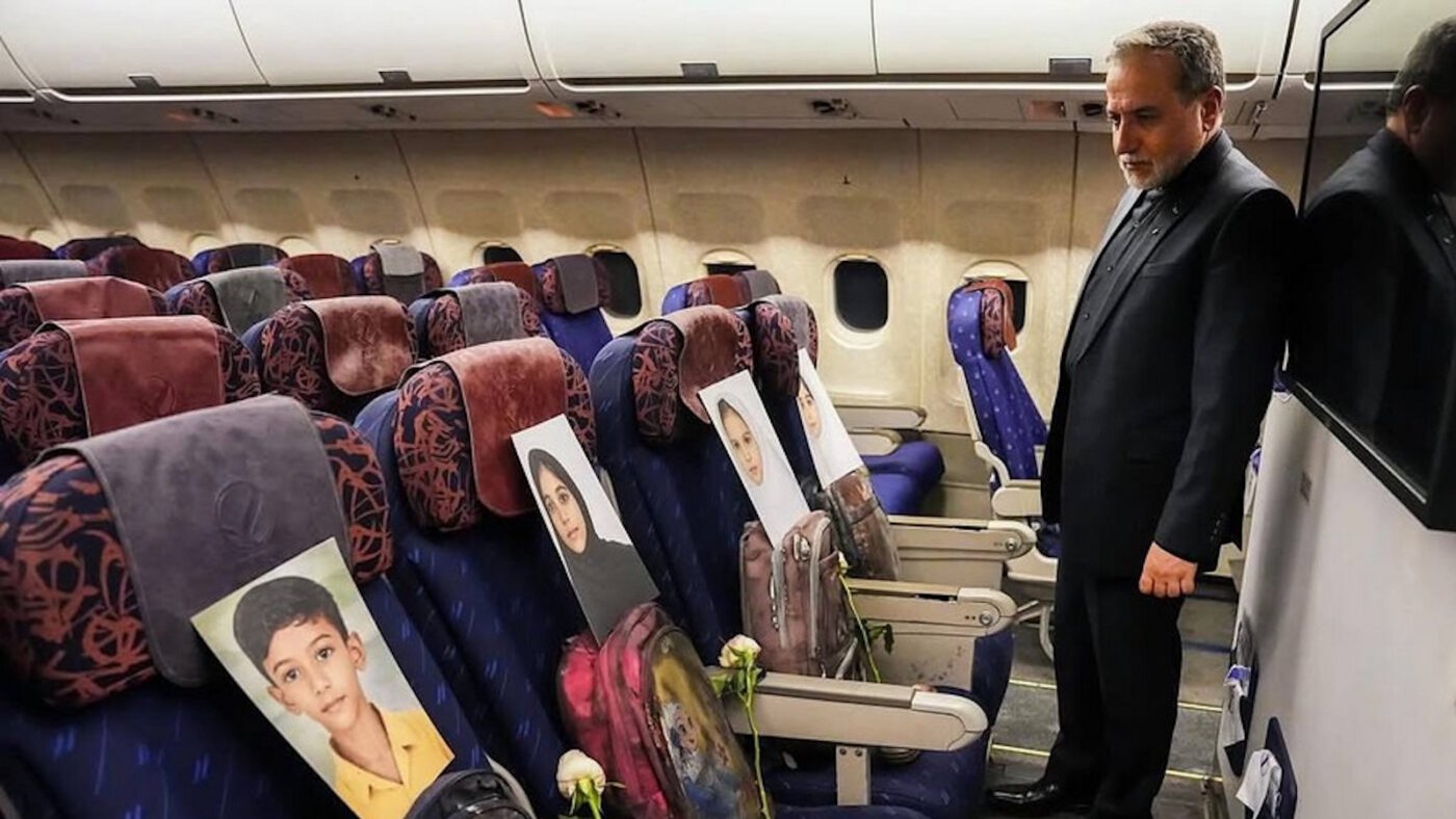 Ο Ιρανός υπουργός Εξωτερικών Αμπάς Αραγτσί κοιτάζει τις εικόνες παιδιών που σκοτώθηκαν από αμερικανικό πλήγμα στο δημοτικό σχολείο της Μινάμπ