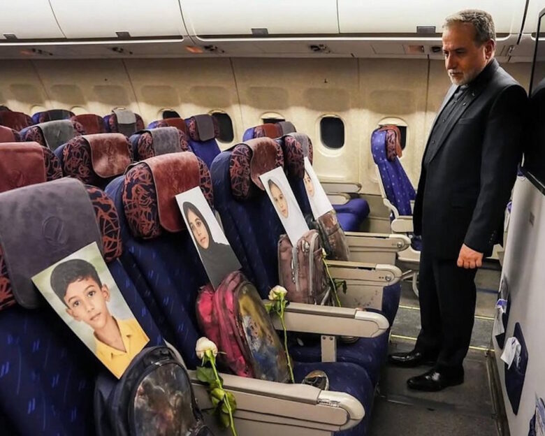 Ο Ιρανός υπουργός Εξωτερικών Αμπάς Αραγτσί κοιτάζει τις εικόνες παιδιών που σκοτώθηκαν από αμερικανικό πλήγμα στο δημοτικό σχολείο της Μινάμπ