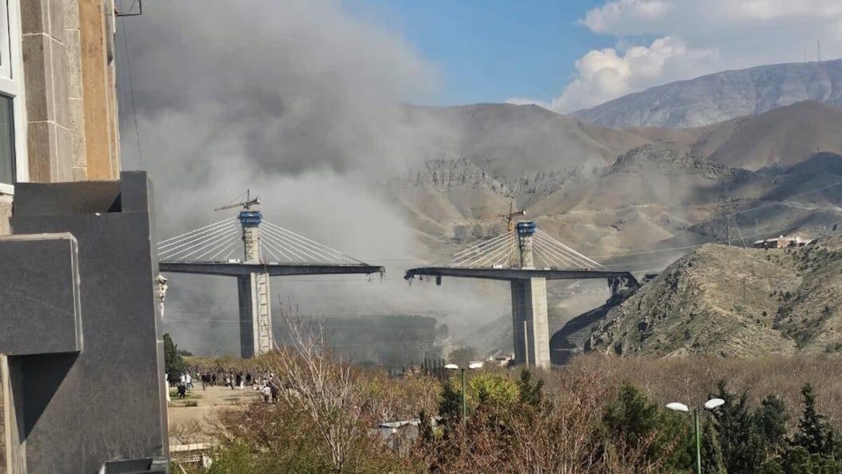 Η βομβαρδισμενη γέφυρα B1 που συνδέει την Τεχεράνη με την πόλη Καράτζ