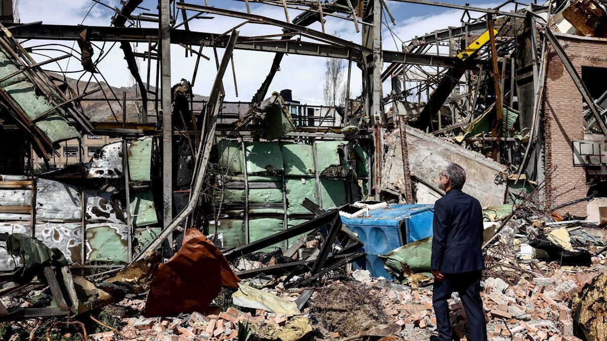 Ο υπουργός Επιστημών του Ιράν, Χοσεΐν Σιμάι Σαράφ, επιθεωρεί τις ζημιές στο ερευνητικό κτίριο του Πανεπιστημίου Σαχίντ Μπεχεστί, το οποίο υπέστη ζημιές από αεροπορική επιδρομή, εν μέσω της σύγκρουσης των ΗΠΑ και του Ισραήλ με το Ιράν