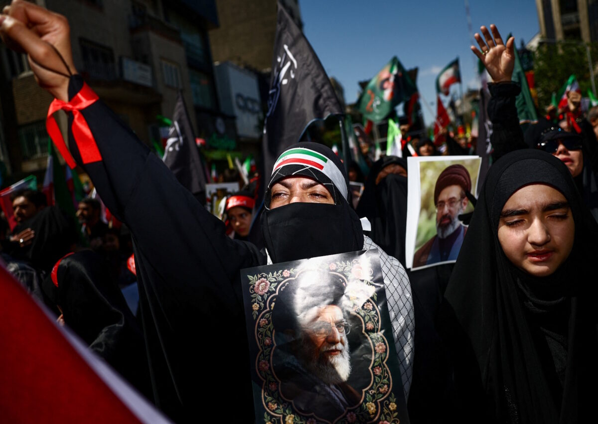 Γυναίκες στο Ιράν διαδηλώνουν