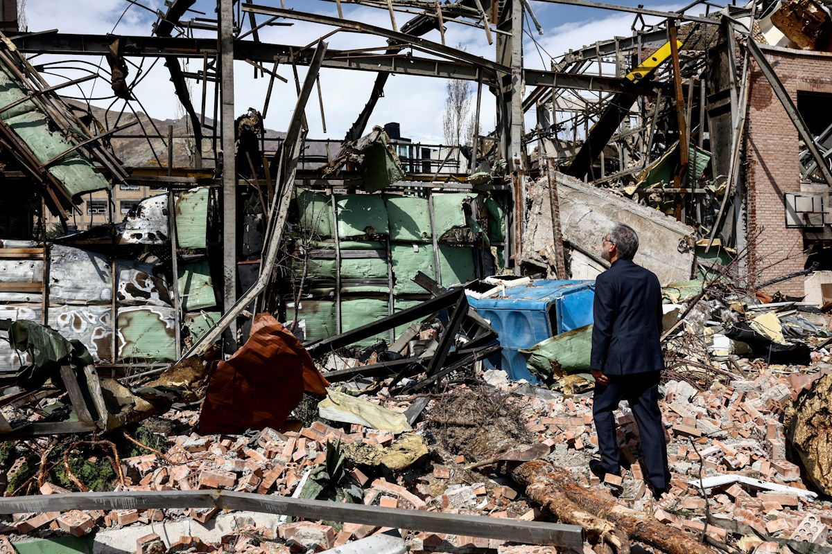 Ο υπουργός Επιστημών του Ιράν, Χοσεΐν Σιμάι Σαράφ, επιθεωρεί τις ζημιές στο ερευνητικό κτίριο του Πανεπιστημίου Σαχίντ Μπεχεστί, το οποίο υπέστη ζημιές από αεροπορική επιδρομή, εν μέσω της σύγκρουσης των ΗΠΑ και του Ισραήλ με το Ιράν