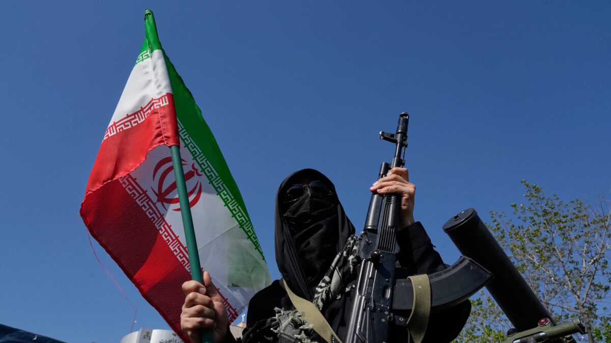 Μέλος της πολιτοφυλακής Basij που συνδέεται με τους Φρουρούς της Επανάστασης του Ιράν