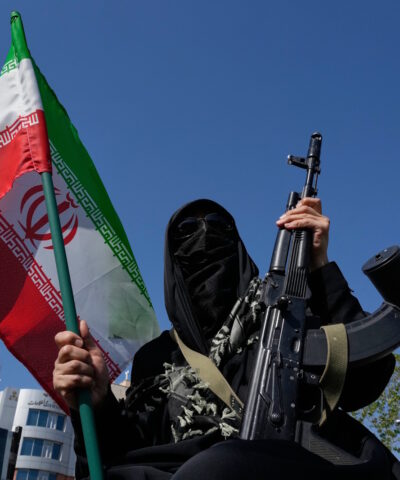 Μέλος της πολιτοφυλακής Basij που συνδέεται με τους Φρουρούς της Επανάστασης του Ιράν