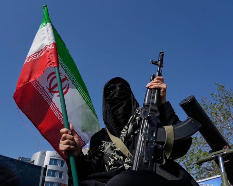 Μέλος της πολιτοφυλακής Basij που συνδέεται με τους Φρουρούς της Επανάστασης του Ιράν