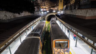 Στιγμιότυπο από τον σταθμό του ΗΣΑΠ στο Μοναστηράκι